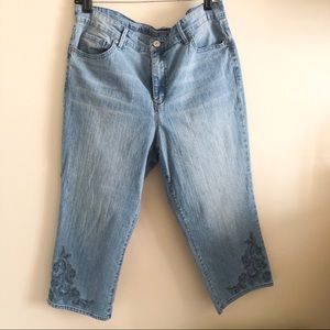 Plus sized Cropped blue jeans